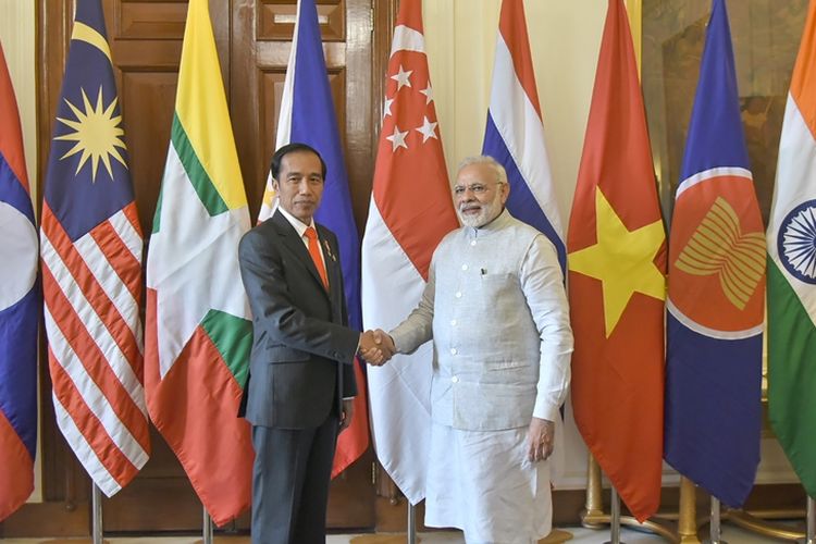 Presiden Joko Widodo disambut PM India Narendra Modi saat berkunjung ke New Delhi untuk menghadiri KTT India-ASEAN.