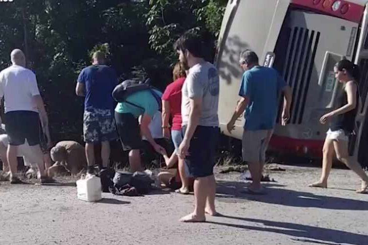 Sebanyak 12 orang tewas ketika bus yang membawa turis di Meksiko terbalik di jalan raya, pada Selasa pagi (18/12/2017) waktu setempat. (The Telegraph)