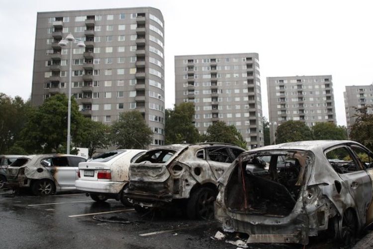 Deretan mobil yang terparkir di kota Gothenburg, Swedia hangus dan rusak setelah dibakar orang tak dikenal pada Senin (13/8/2018) malam.