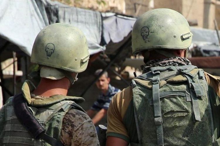 Tentara Rusia berjaga di pusat jalanan di Dier Ezzor, timur Suriah.