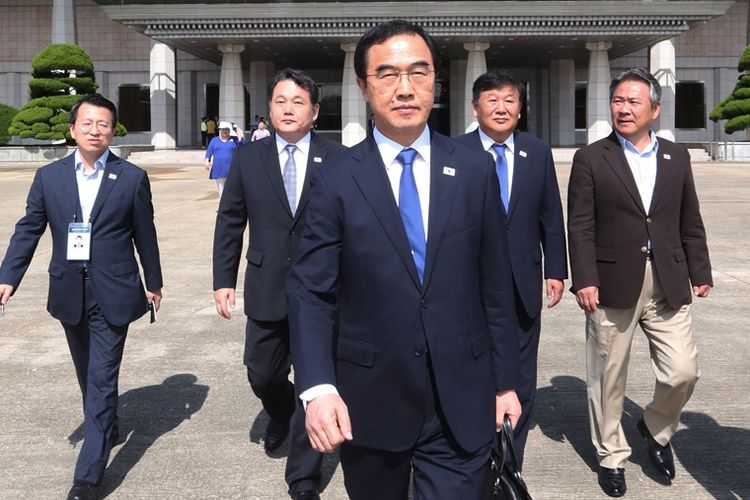 Menteri Unifikasi Korea Selatan Cho Myoung-gyon (tengah) sesaat sebelum bertolak dari bandara Seoul untuk menuju Pyongyang bersama delegasi atlet basket, Selasa (3/7/2018).