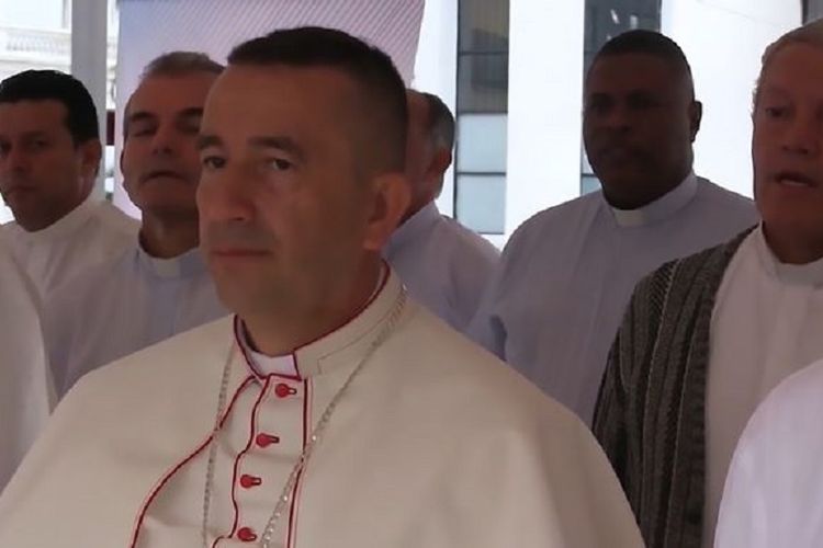 Monsignor Ruben Darion Jaramillo Montoya, uskup kota Buenaventura di Kolombia yang berniat menjatuhkan air suci pakai helikopter untuk mengusir setan.