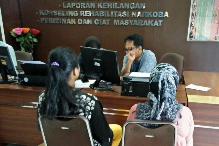 MN (52) bersama anaknya SA (17) saat membuat laporan di Polresta Palembang, Rabu (9/1/2019). SA sebelumnya telah menjadi korban pemerkosaan oleh bapak kadnungnya sendiri hingga hamil selama enam bulan.