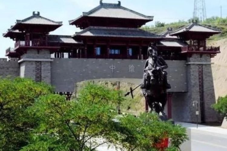 Penampakan gerbang kota bergaya dinasti di jalan tol memasuki wilayah Distrik Yuzhong, Provinsi Gansu.