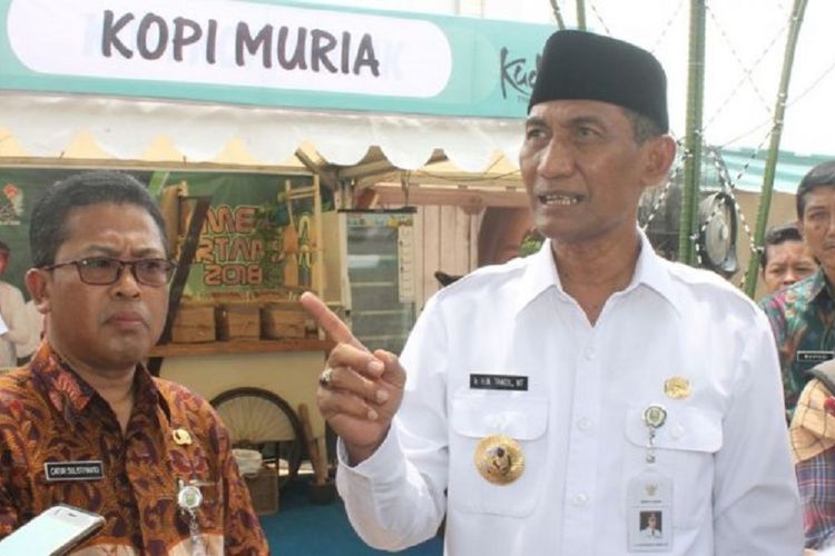 Bupati Kudus Muhammad Tamzil saat mengunjungi stan Kopi Muria pada pameran yang digelar di Balai Jagong. 