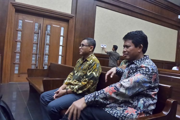 Inspektur Jenderal Kementerian Desa Pembangunan Daerah Tertinggal dan Transmigrasi Sugito dan Kepala Bagian Tata Usaha dan Keuangan Inspektorat Kemendes di Pengadilan Tipikor Jakarta, Rabu (18/10/2017).