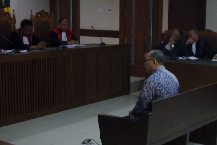 Direktur Utama PT Aquamarine Divindo Inspection Yunus Nafik duduk di kursi terdakwa di Pengadilan Tipikor Jakarta, Senin (22/1/2018).