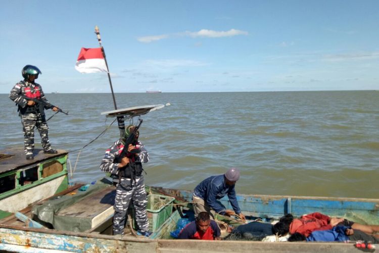 Komplotan perompak yang sering beraksi di perairan ambang batas laut ambalat diamankan oleh  Team Eastern Fleet Quick Response (EFQR) Lantamal XIII Tarakan Jumat (25/8/2017). K