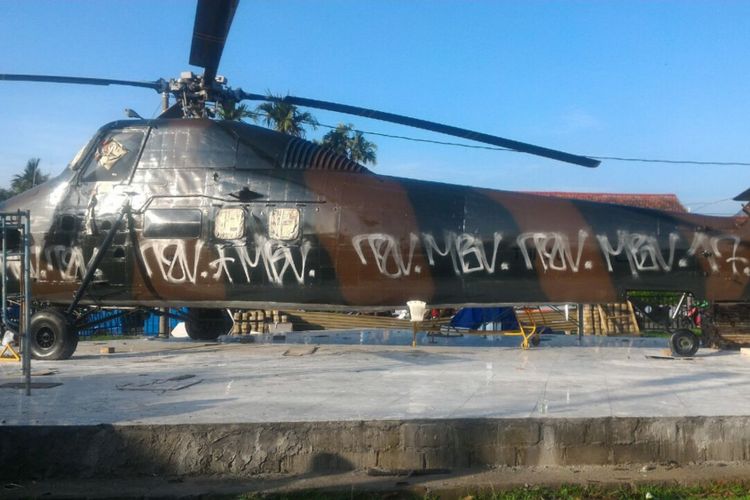 Tugu helikopter di Pangkalan Udara (Lanud) Atang Sendjaja, Bogor, Jawa Barat, terlihat banyak coretan di bagian samping badan helikopter. Aksi vandalisme itu diketahui terjadi pada Selasa (23/10/2017) dini hari. Kondisi tugu helikopter itu kini sudah kembali dibersihkan.