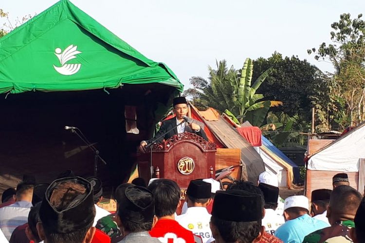 Gubernur NTB, TGH M Zainul Majdi saat menjadi Khotib dalam sholat Idul Adha di Kabupaten Lombok Utara
