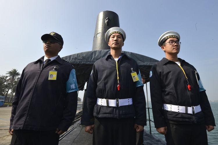 Pelaut Taiwan di depan kapal selam kelas guppy buatan AS di pangkalan Angkatan Laut Tsoying di Kaohsiung, Taiwan selatan, Januari 2017 lalu. Peluang Taiwan membuat kapal selamnya sendiri kini semakin terbuka dengan bantuan perusahaan AS.