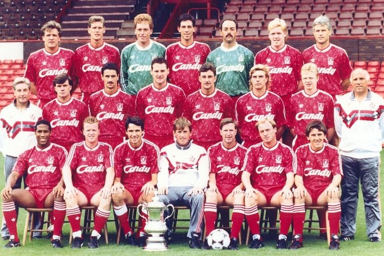 Skuad Liverpool musim 1989-1990 saat menjuarai Liga Inggris.