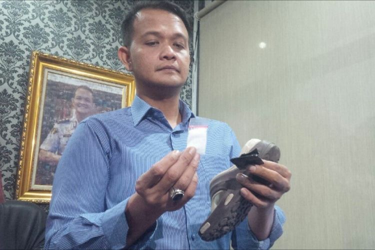Kasat Narkoba Polrestabes Bandung AKBP Irfan Numansyah gengah memperlihatkan sandal yang telah dimodifikasi sedemikian rupa untuk menyembunyikan sabu. Pelaku S lewat modus tersebut berhasil menyelundupkan sabu ke Lapas Banceuy sebanyak tiga kali. 