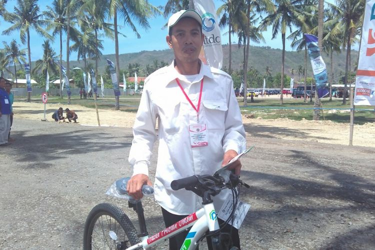 Jalaludin, warga Lombok Tengah yang mendapat hadiah sepeda dari Presiden Joko Widodo, Jumat (20/10/2017)