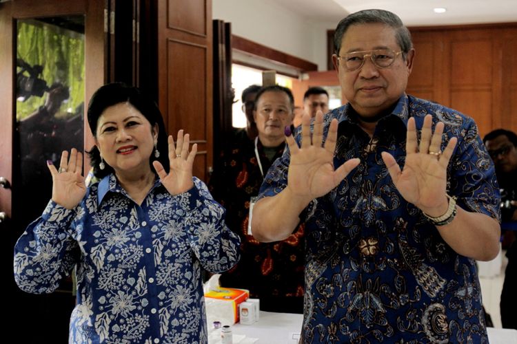 Ketua Umum Partai Demokrat Susilo Bambang Yudhoyono didampingi Ani Yudhoyono (kiri) menunjukkan tanda tinta seusai memberikan suara di TPS 06 Nagrak, Gunung Putri, Kabupaten Bogor, Jawa Barat, Rabu (27/6/2018). Mereka memberikan suara dalam Pilkada Jawa Barat 2018.