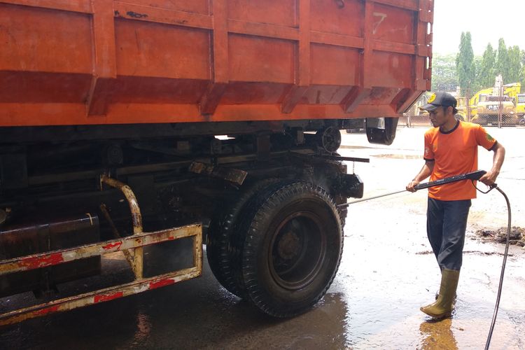 Petugas kebersihan mencuci truk pengangkut sampah di TPST Bantargebang, Jumat (10/11/2017). Truk wajib dicuci setelah menurunkan muatan sampah di TPST tersebut