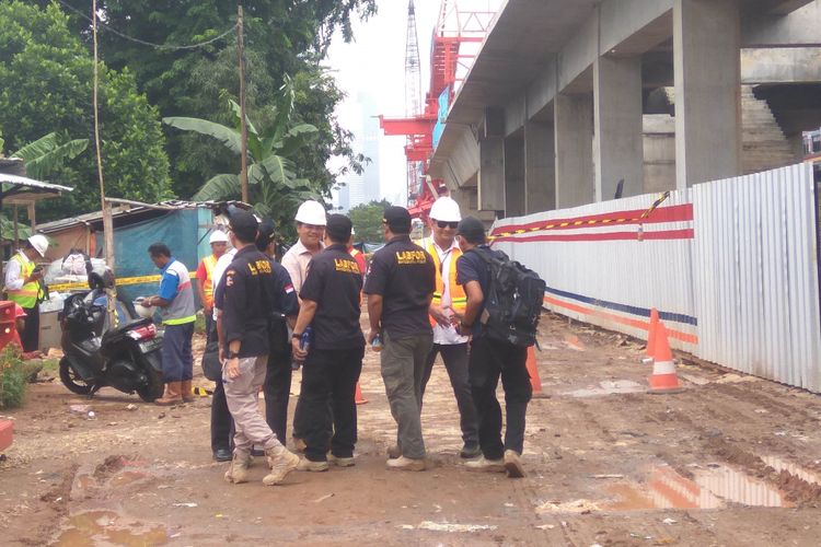Olah TKP jatuhnya crane DDT di Matraman, Jakarta Timur, mulai dilakukan, Senin (5/2/2018)