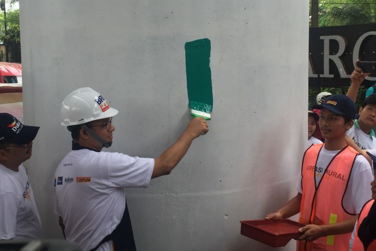 Gubernur DKI Jakarta Anies Baswedan mewarnai salah satu tiang beton Jalan Layang Non Tol (JLNT) di Antasari, Sabtu (10/3/2018).