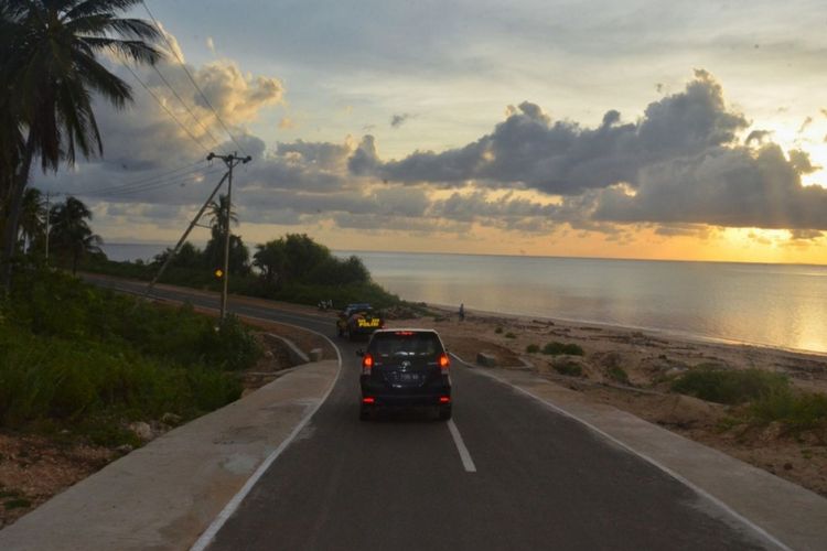 Kondisi jalan di salah satu pulau di Provinsi Maluku.
