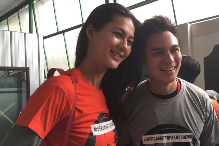 Baim Wong dan kekasihnya, Paula Verhoeven, menghadiri sidang kasus narkoba Tio Pakusadewo dengan agenda pembacaan pledoi di Pengadilan Negeri (PN) Jakarta Selatan, Kamis (28/6/2018).