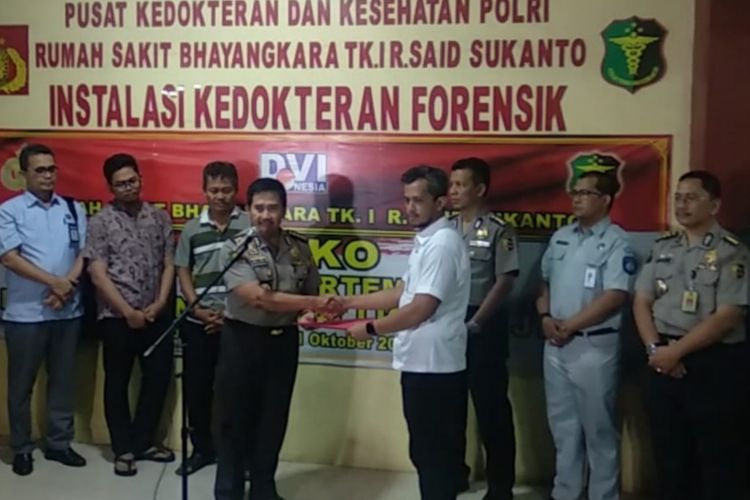 RS Polri Kramat Jati menyerahkan jenazah Jannatun Cintya Dewi, penumpang pesawat Lion Air JT 610, kepada pihak keluarga, Rabu (31/10/2018). Pewasat itu, dengan 181 penumpang dan 8 awak, jatuh di perairan Karawang, Jawa Barat, Senin lalu.