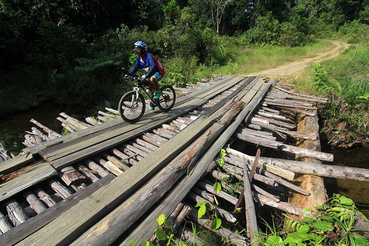 Peserta Bersepeda di Jantung Borneo saat melewati jalur sepanjang 65 kilometer dari Badau menuju Bukit Kedungkang, Kalbar, Sabtu (28/10/2017).