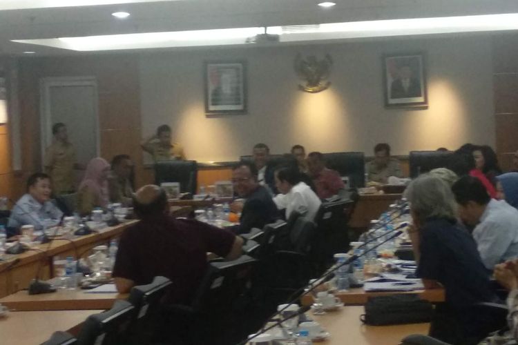 Rapat pimpinan gabungan (Rapimgab) DPRD DKI Jakarta dengan Pemerintah Provinsi DKI Jakarta membahas tarif moda raya terpadu (MRT) dan light rail transit (LRT), Senin (25/3/2019).