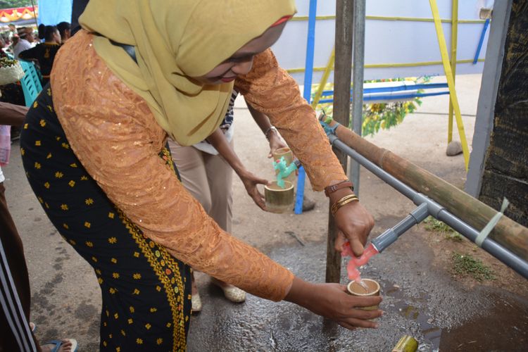 Warga Nagekeo menggunakan gelas dari bahan bambu | Foto: Markus Makur / Kompas