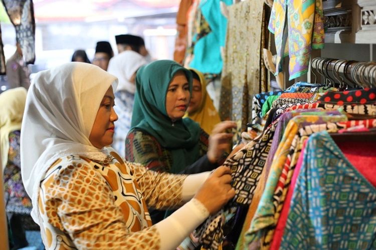 Calon wakil gubernur Jawa Tengah memilih kain batik saat berada di Pekalongan, Jawa Tengah.