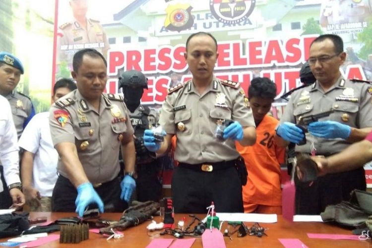 Kapolres Aceh Utara, AKBP Ian Rizkian memperlihatkan barang bukti dan tersangka dalam kasus pembunuhan Bripka Faisal di Mapolres Aceh Utara.