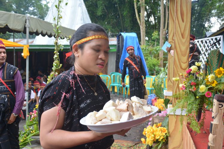 Seorang perempuan Langa, Kecamatan Bajawa, Kabupaten Ngada, Flores, NTT, Selasa (15/1/2019) sedang mengantar makanan tradisional uwi atau ubi kepada masyarakat yang ikut Ritual Reba. 