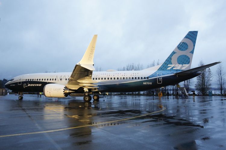 Pesawat Boeing 737 MAX 8 parkir di tarmac pabrik pesawat Boeing di Renton, Washington, Amerika Serikat, 8 Desember 2015. Pesawat ini merupakan seri terbaru dan populer dengan fitur mesin hemat bahan bakar dan desain sayap yang diperbaharui.