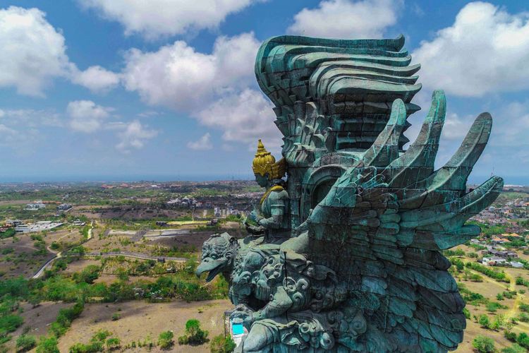 Penampakan Patung Garuda Wisnu Kencana (GWK) dari udara usai diresmikan di Kuta Selatan, Bali, Minggu (25/09/2018). Patung setinggi 121 meter dengan lebar 64 meter tersebut resmi diresmikan dan menjadi patung tertinggi ketiga di dunia.