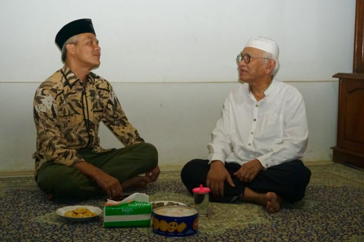 Gubernur Jateng Ganjar Pranowo saat berbincang dengan KH Ahmad Mustafa Bisri atau Gus Mus di kediamannya, di Leteh, Rembang, Kamis (9/8/2018)