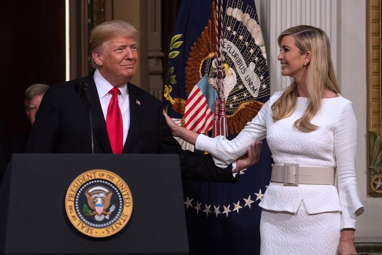 Presiden AS Donald Trump (kiri) bersama putrinya, sekaligus penasihat senior kepresidenan, Ivanka Trump.