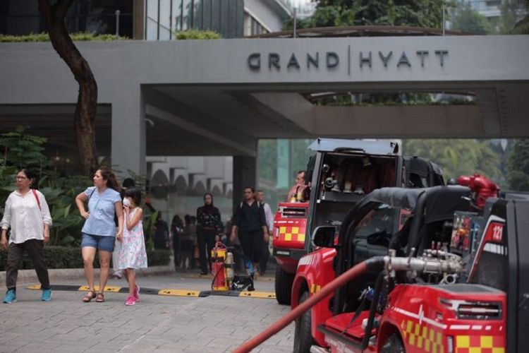 Mobil Pasukan Pertahanan Sipil Singapura (SCDF) di depan Hotel Grand Hyatt, saat terjadi kebakaran, Rabu (27/3/2019).