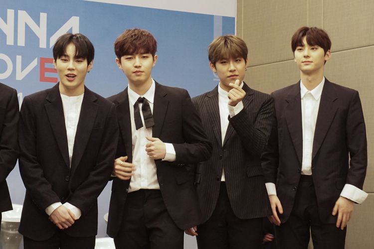 Member boy group Wanna One, (dari kiri ke kanan) Ha Sungwoon, Park Jaehwan, Park Woojin dan Hwang Minhyun. Park Woojin pun membut simbol cinta dengan jarinya.
