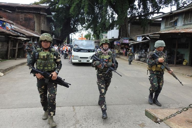 Tentara Filipina mengawal mobil jenazah korban ledakan bom di Katedral di Jolo, selama proses pemakaman, pada Rabu (30/1/2019).