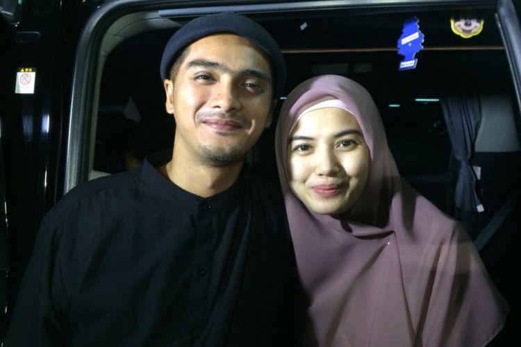 Ricky Harun dan istrinya, Herfiza Novianti, menghadiri sebuah acara di Masjid At Taqwa, Apartemen Thamrin, Jakarta Pusat, Minggu (20/5/2018) malam.