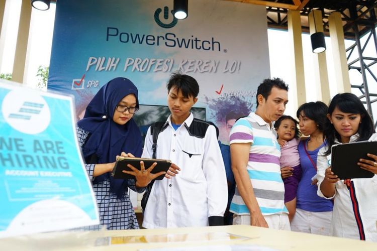 Sejumlah pengunjung Festival Frontliners mengisi aplikasi lamaran kerja online menjadi Frontliners di booth Power Switch Indonesia. Power Switch, salah satu agensi field marketing terbesar di Indonesia Minggu (17/12), menyelenggarakan Festival Frontliners pertama di Indonesia yang bertajuk #INIGUE untuk mengajak para frontliners ((in-store promotor, merchandiser dan salesmen/salesgirl) agar bangga terhadap profesinya.