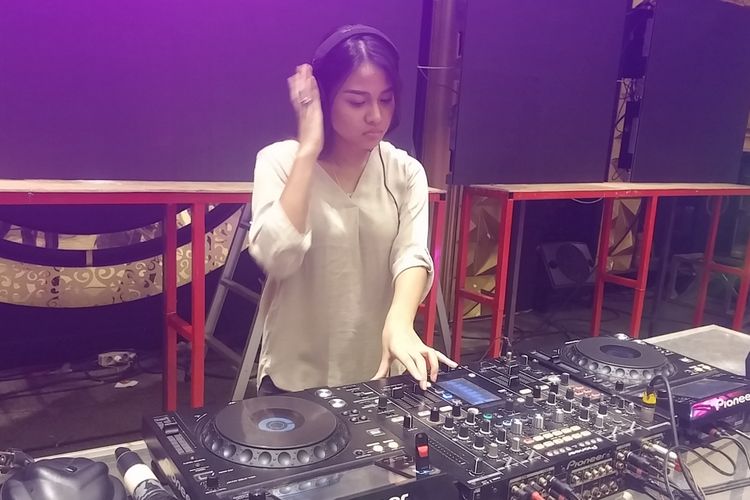 Aurel Hermansyah menjalani sound check menjelang pertunjukannya pada Jumat (31/3/2017) malam di Surabaya.