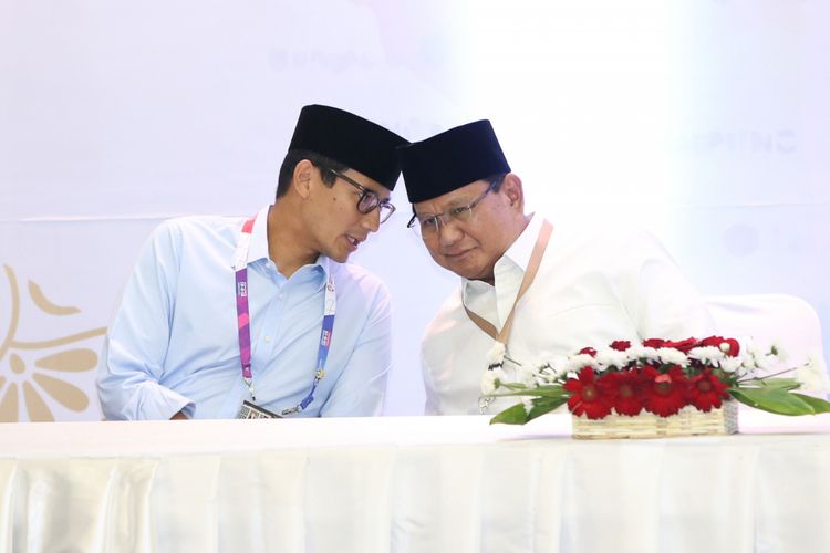 Pasangan calon presiden dan wakil presiden Prabowo Subianto (kanan) dan Sandiaga Uno dalam acara pengundian dan penetapan nomor urut pasangan calon presiden dan wakil presiden Pemilu 2019 di Komisi Pemilhan Umum, Jakarta, Jumat (21/9/2018). Pasangan ini mendapatkan nomor urut 02.