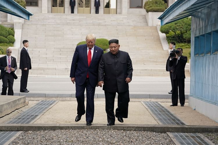 Presiden AS Donald Trump saat bertemu dengan Pemimpin Korea Utara Kim Jong Un di zona demiliterisasi Korea, Minggu (30/6/2019).