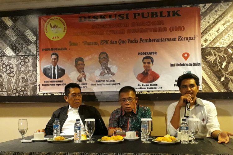 Dari kiri ke kanan foto, Anggota Pansus Angket KPK Henry Yosodiningrat, Wakil Ketua Pansus Angket KPK Masinton Pasaribu, dan moderator acara di acara diskusi di kawasan Cikini, Jakarta Pusat. Jumat (28/7/2017).