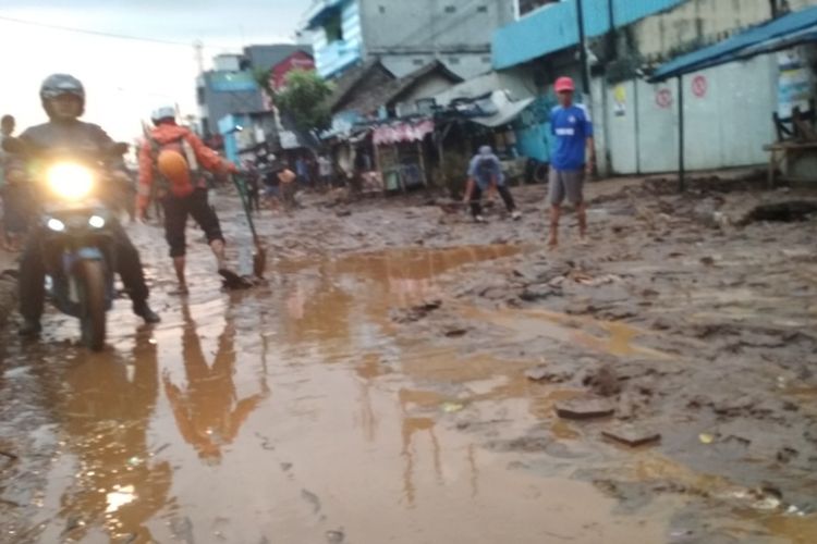 Kendaraan roda dua saat melintas di hamparan lumpur Jalan AH Nasution, Cicaheum, Bandung, setelah banjir lumpur, Selasa (20/3/2018).