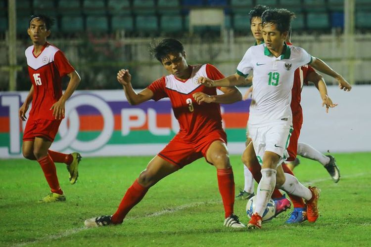 Striker timnas U-19 Indonesia, Haris Saghara mencoba melewati penjagaan para pemain Filipina pada pertandingan Piala AFF U-18 di Myanmar, Kamis (7/9/2017).