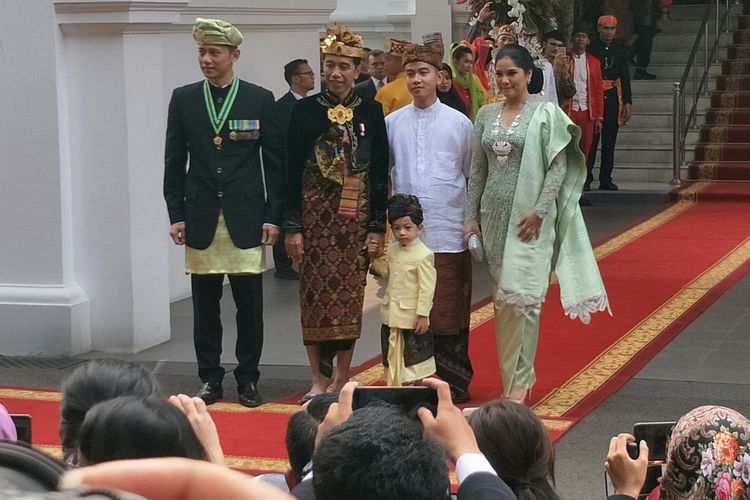 Presiden Joko Widodo  dan Jan Ethes berfoto dengan AHY