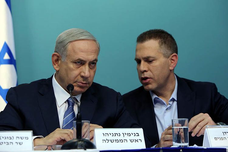 Menteri Keamanan Publik Israel Gilad Erdan (kanan) bersama Perdana Menteri Benjamin Netanyahu dalam konferensi pers di Yerusalem.