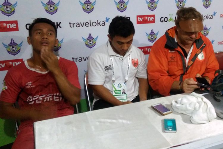Pelatih PSM Makassar Robert Rene Alberts (kanan) dan Ghozali Siregar (kiri), hadir pada jumpa pers selepas pertandingan kontra Persegres Gresik United, Minggu (28/5/2017). 