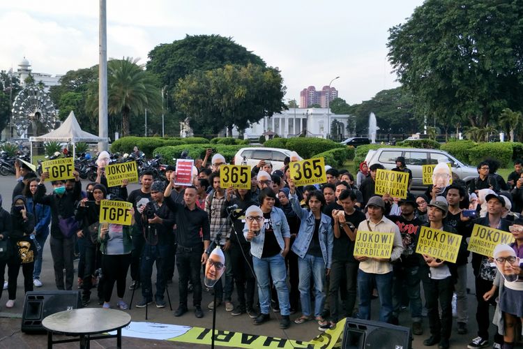 Setahun kasus penyerangan kepada Penyidik senior KPK Novel Baswedan diwarnai dengan aksi demonstrasi di depan Istana Negara, Jakarta, Rabu (11/4/2018).